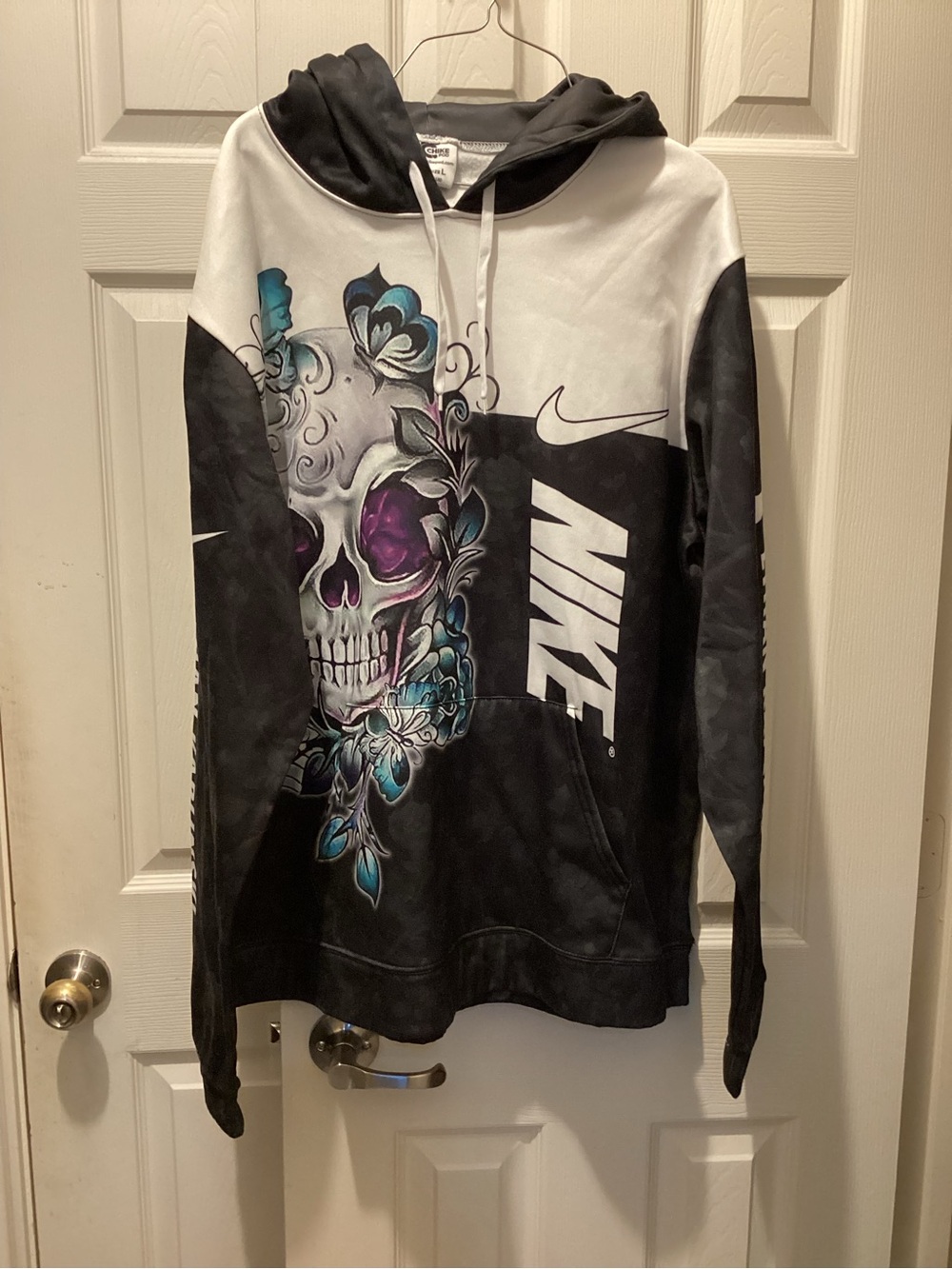 Nike Women’s Black & White Skull Graphic Pullover Hoodie